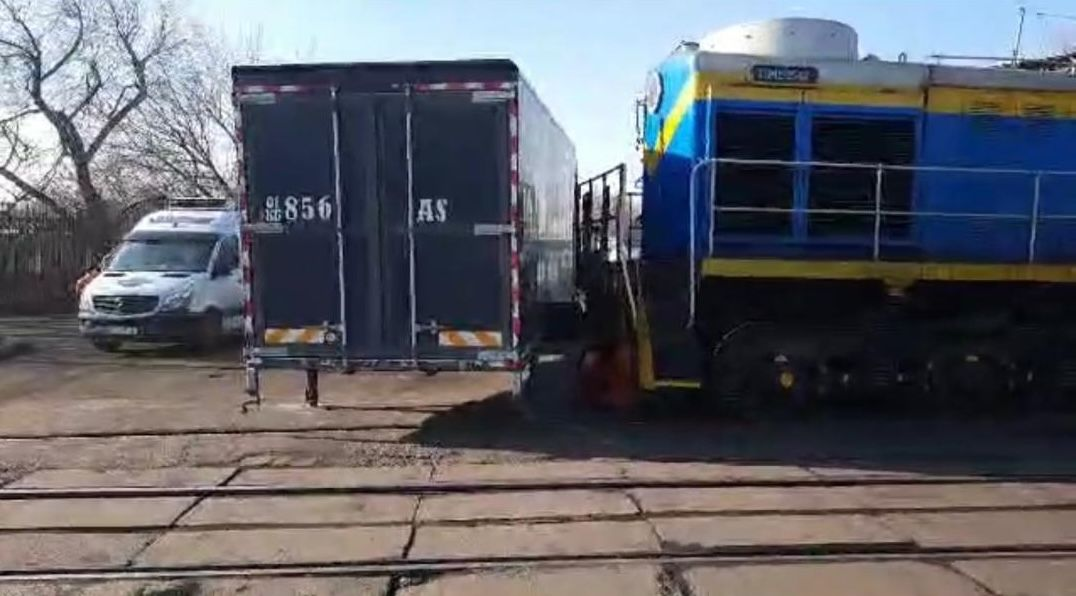 На железнодорожном переезде в Бишкеке столкнулись тепловоз и грузовик