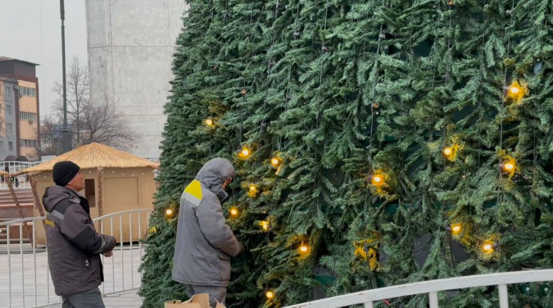 Центральную площадь Бишкека готовят к новогодним торжествам — фото