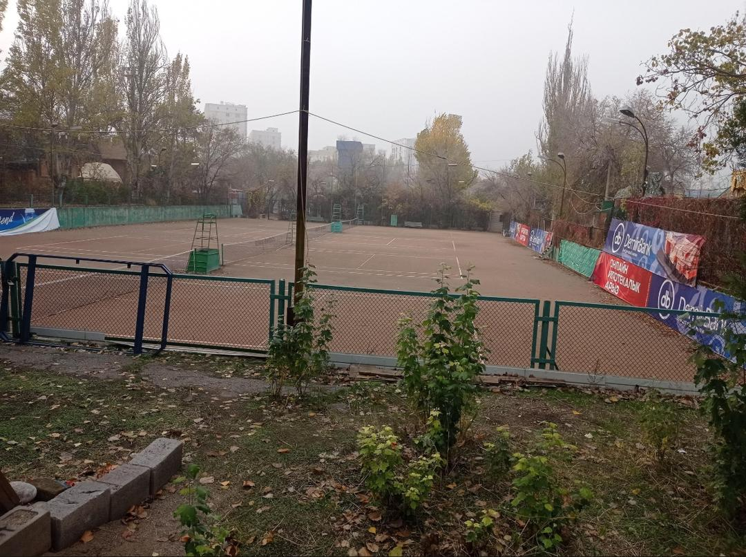 В госсобственность вернули теннисный корт в парке Панфилова в Бишкеке