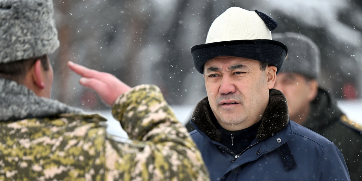 «Ваша работа возвращает государству миллиарды сомов» – Жапаров поздравил сотрудников органов нацбезопасности