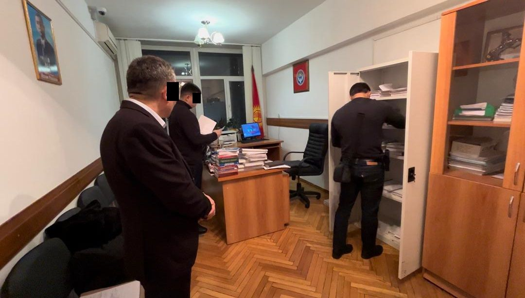 ГКНБ задержал судью Бишкекского горсуда и его супругу за мошенничество