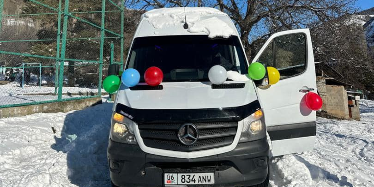 Полсотни школьников из Донуз-Тоо будут ездить в школу на Mercedes-Benz