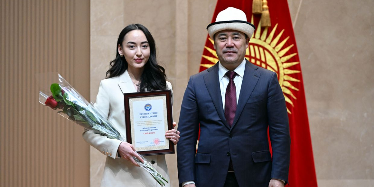 90 лучших студентов Кыргызстана получили президентские стипендии по 60 тысяч сомов