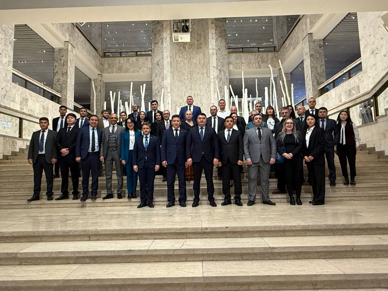 МИД Кыргызстана обсудил с дипломатами зарубежья упрощение процедур выезда за границу