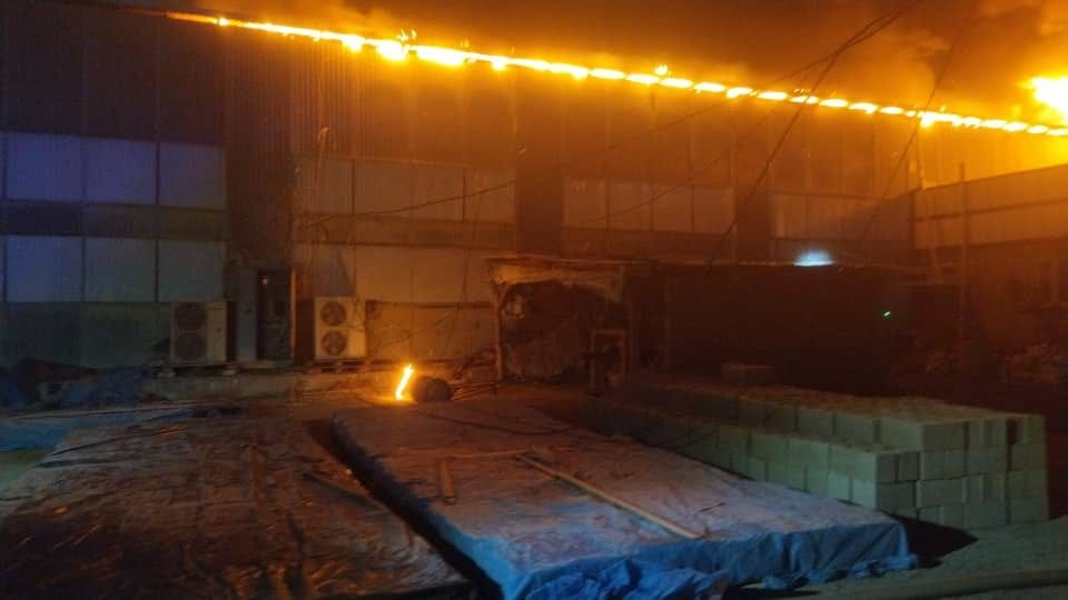 В Баткене загорелся торговый центр «Мега» – пострадавших нет