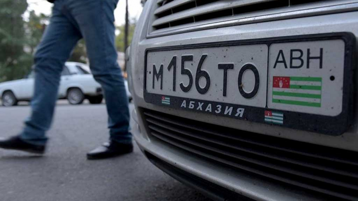 Дастан Бекешев предложил объявить амнистию автомобилям с армянскими и абхазскими номерами