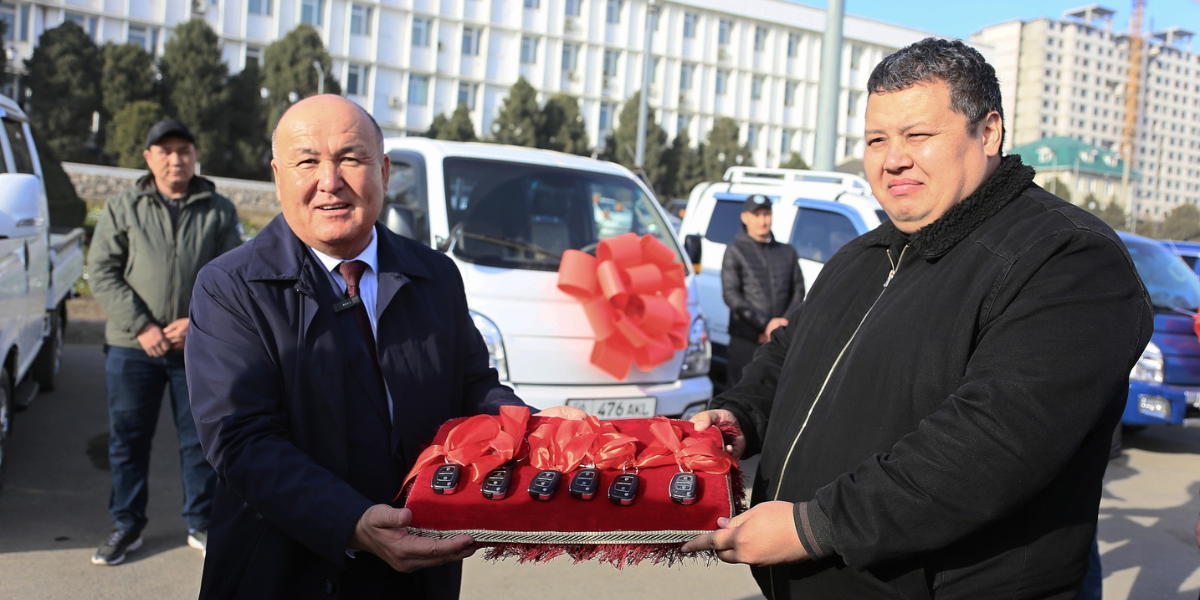 В Оше муниципальным службам передали шесть новых автомобилей