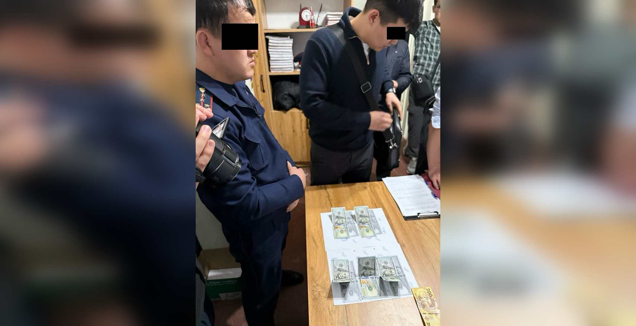Следователя УВД Оша задержали с поличным при получении взятки