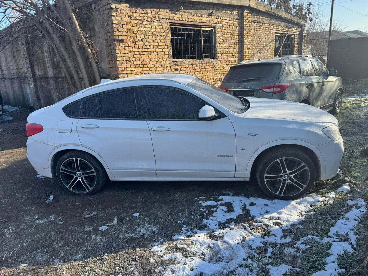 В контейнере с автомобилями таможня нашла пятый незадекларированный BMW X4