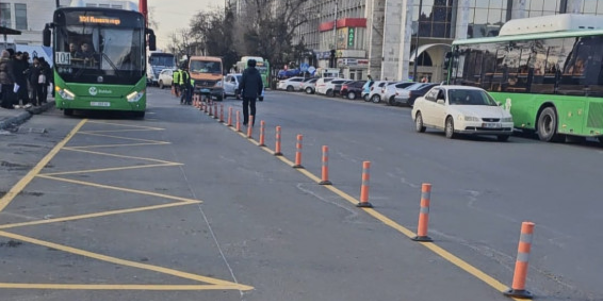 В Бишкеке нанесли разметки для заезда общественного транспорта на остановки