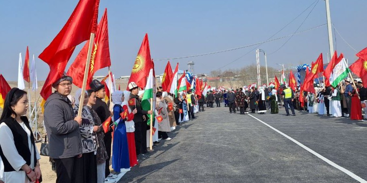 За четыре дня кыргызско-таджикскую границу пересекли почти 5 тысяч человек