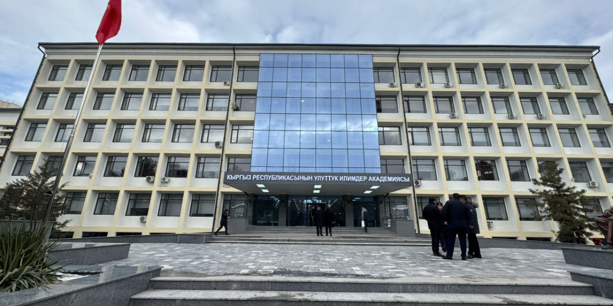 Зарплаты работников научной сферы в КР повысят на 70-100%