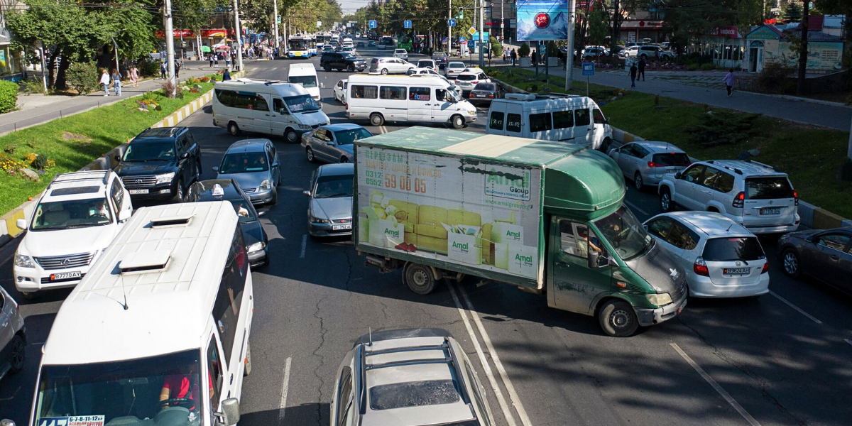 В Бишкеке хотят ограничить движение грузовиков в часы пик для борьбы с пробками