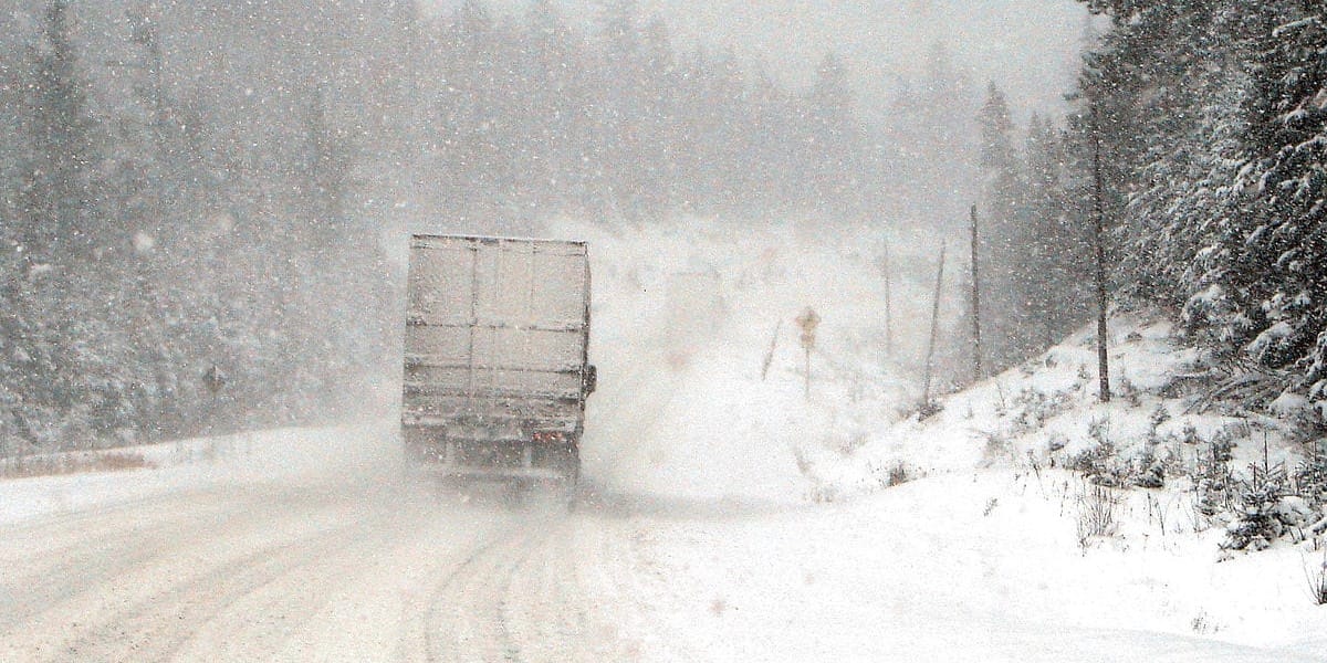 Участок трассы Ош – Иркештам временно закрыт из-за метели