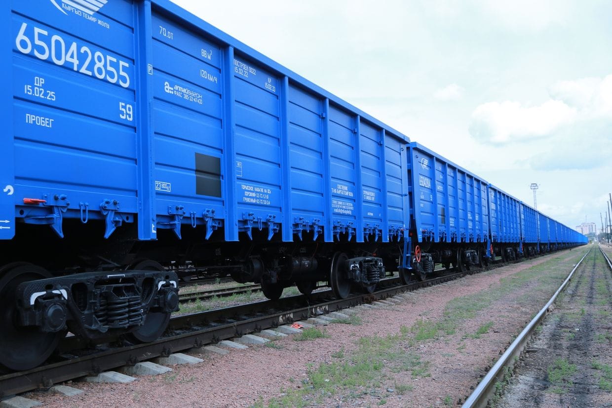 С 2021 года «Кыргыз темир жолу» закупило 100 новых вагонов и отремонтировало 100 км путей