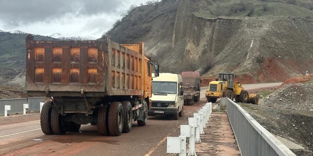 На альтернативную дорогу Север – Юг сошло до 300 м³ грязи – движение восстановлено
