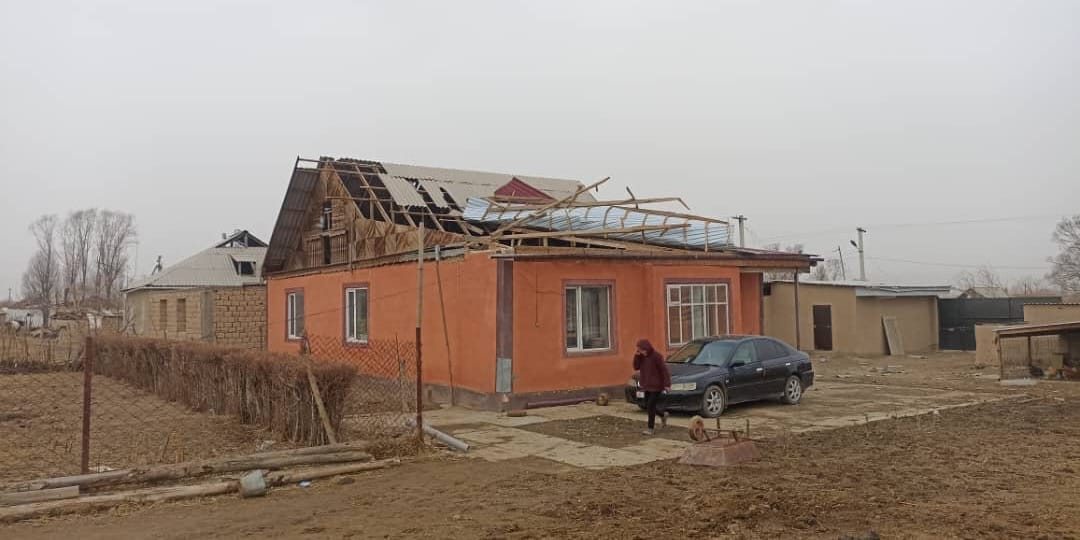 В Ат-Башинском районе сильный ветер сорвал крыши домов, складов и хозпостроек