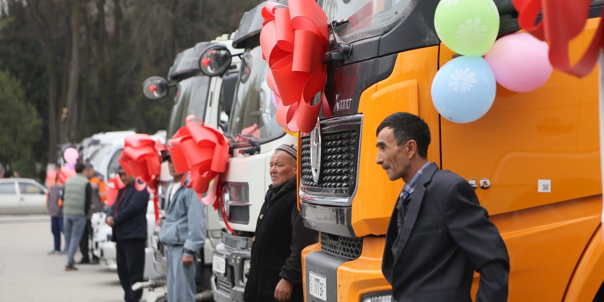 Коммунальщики и соцслужбы Оша получили 10 единиц новой спецтехники