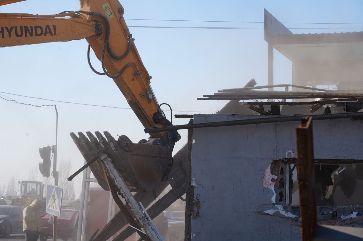 В Бишкеке вдоль северной объездной дороги снесли незаконные объекты