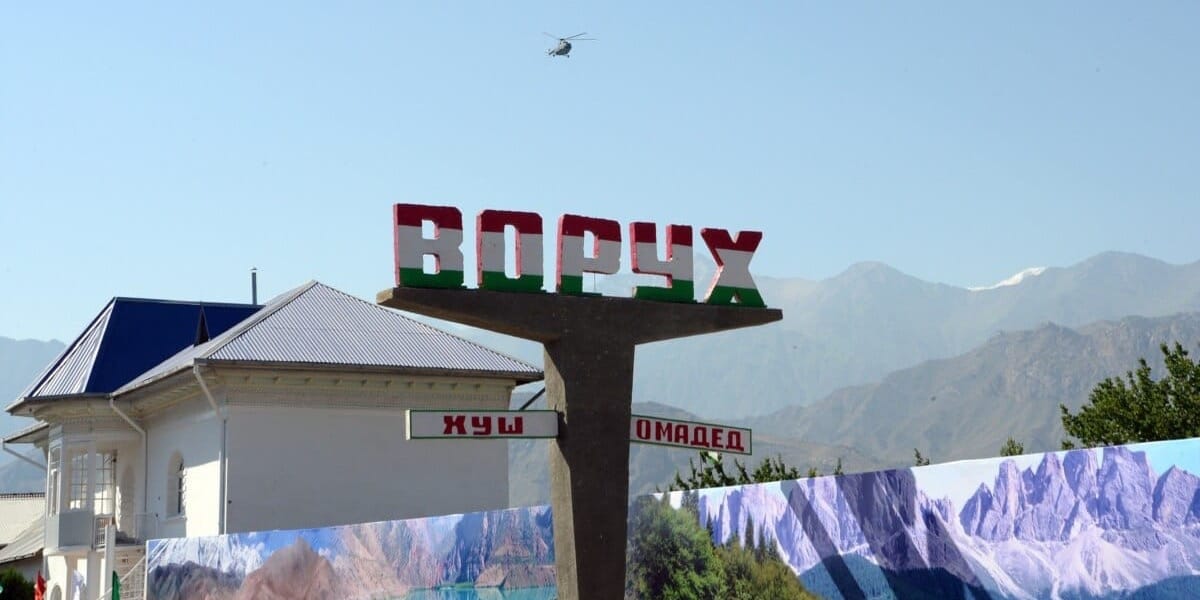 Кыргызстан строит дорогу вдоль границы анклава Ворух