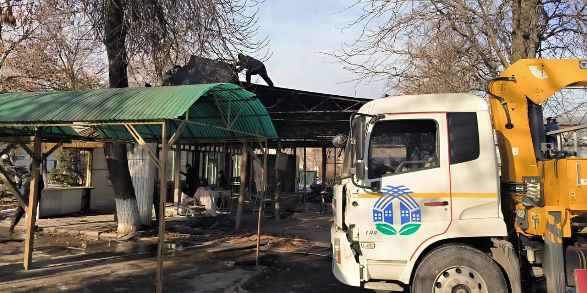 В Бишкеке снесли 27 самовольных объектов на Аламединском рынке и проспекте Жибек-Жолу
