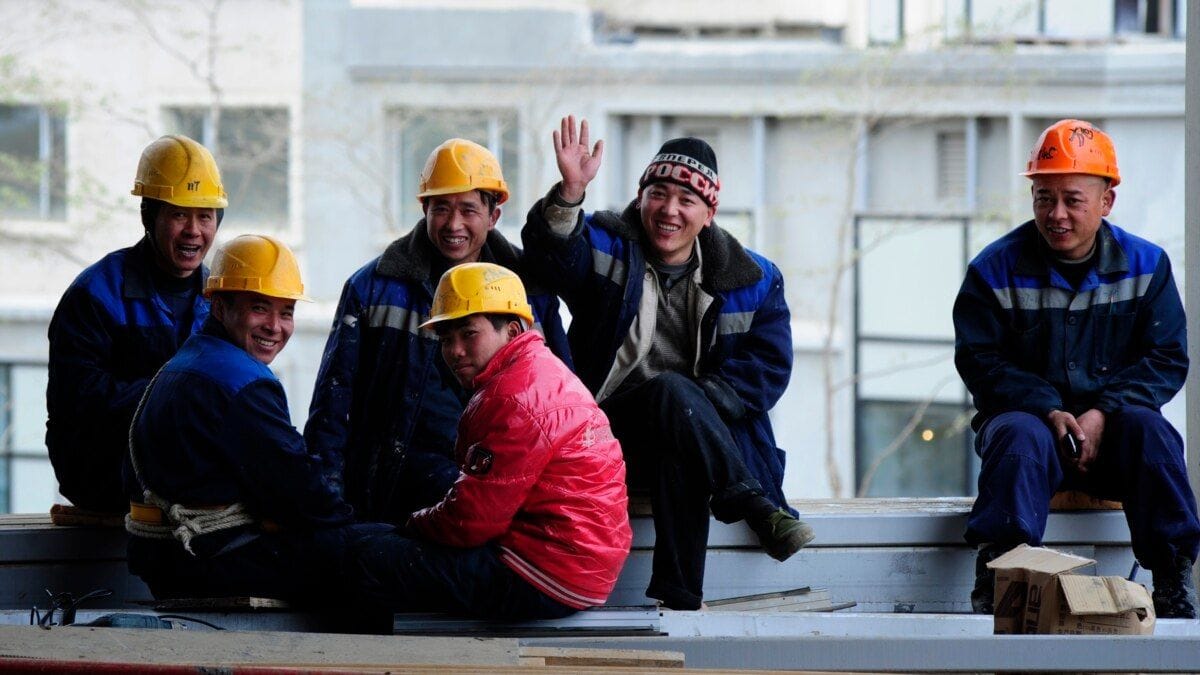 Кыргызстанцам за рубежом вернули 2.6 млн сомов невыплаченных зарплат