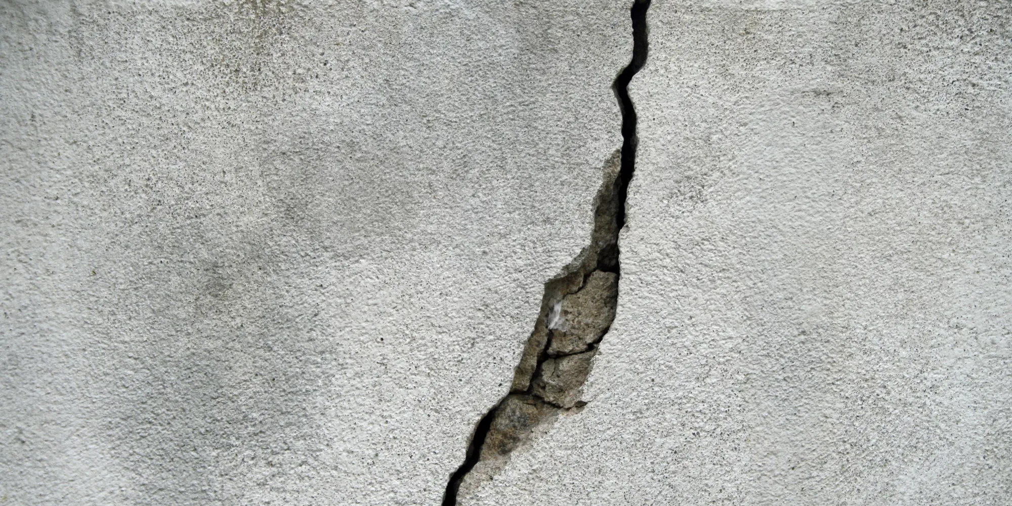 Минстрой проверяет здания после землетрясений и просит сообщать о повреждениях