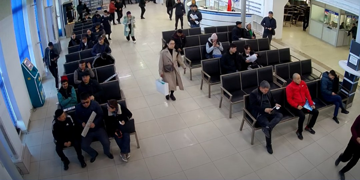 Кыргызстанцы теперь могут следить за скоростью обслуживания в автоЦОНах