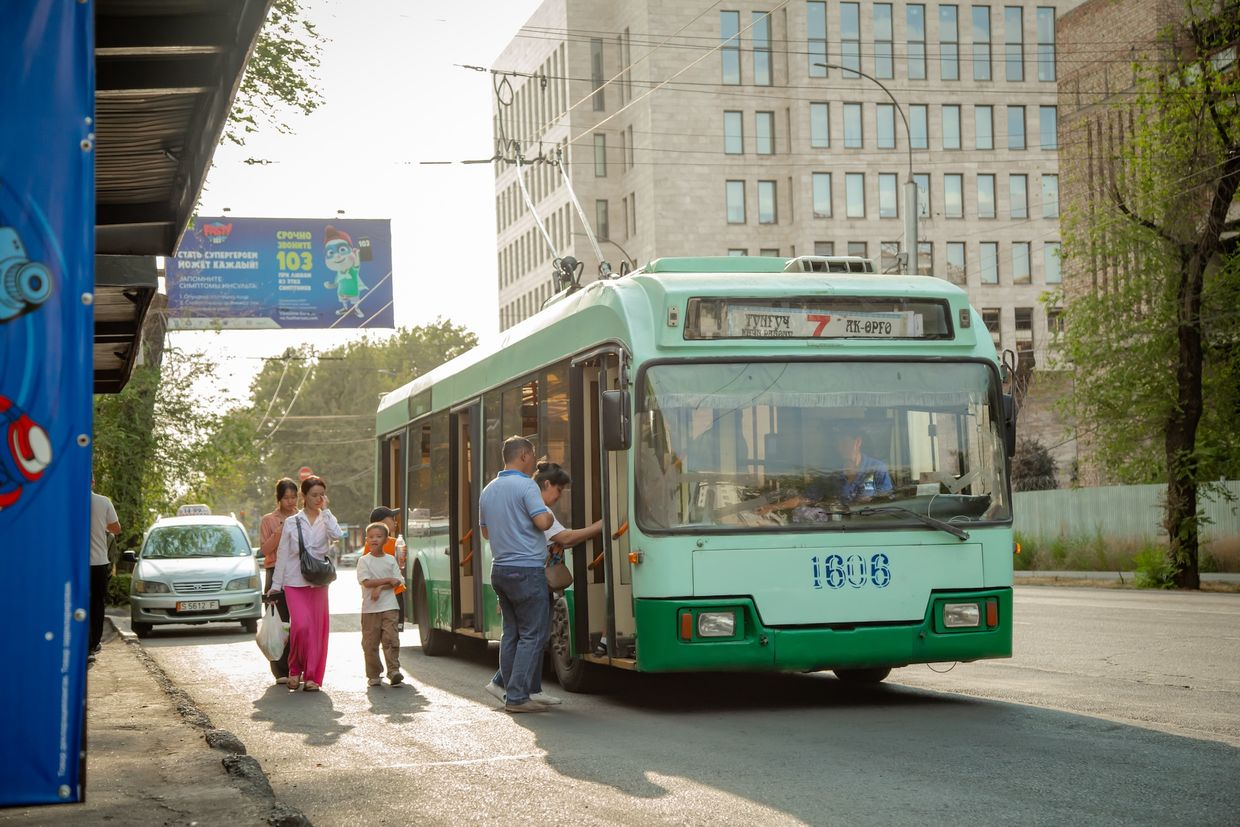 Административный суд столицы разрешил возобновить демонтаж троллейбусной сети в Бишкеке