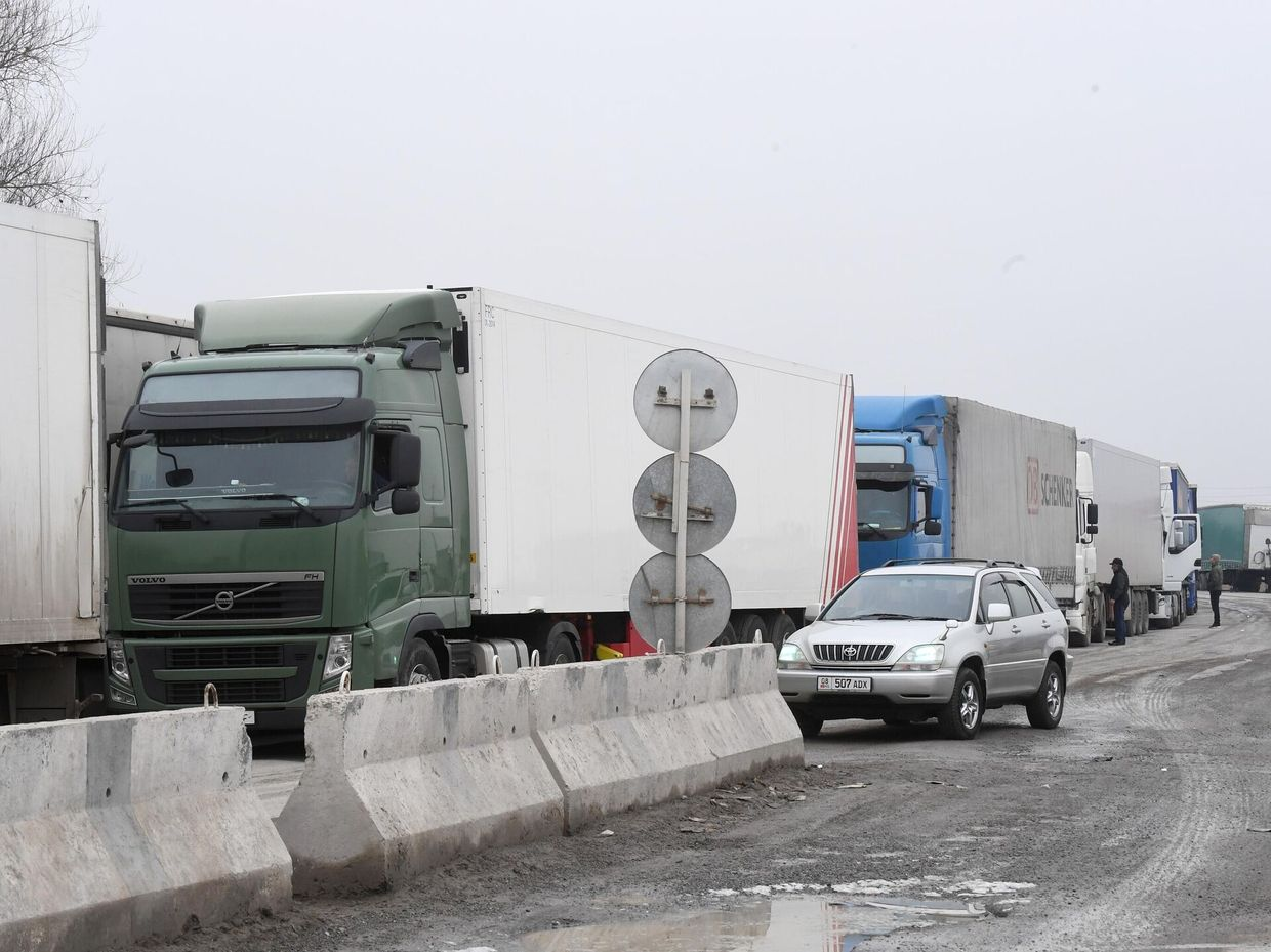 С 30 ноября водители смогут бронировать время пересечения границы через пункт пропуска «Кызыл-Кия»