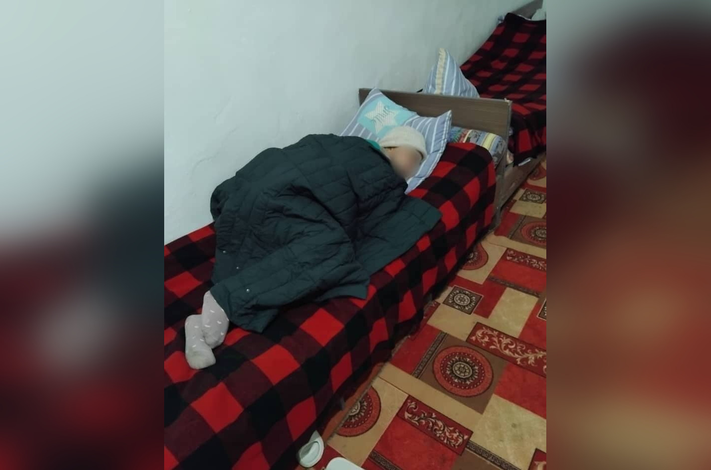 Пациенты спят в шапках и на грязных матрасах: НЦПП проверил Кадамжайский психоневрологический стационар