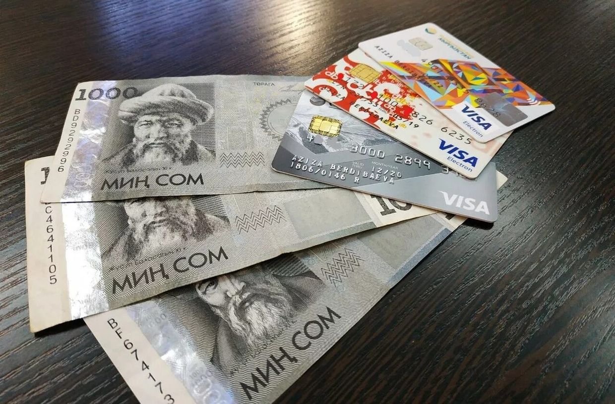 Средняя зарплата в КР составила 35.8 тысячи сомов в третьем квартале года