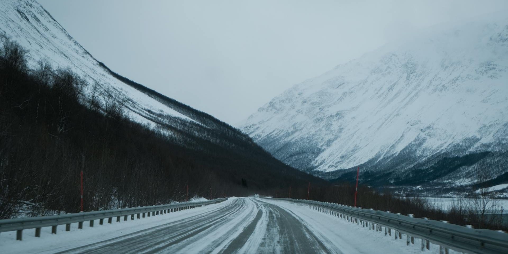 Из-за непогоды ограничено движение грузовиков на трассах Суусамыр – Талас – Тараз и Бишкек – Ош