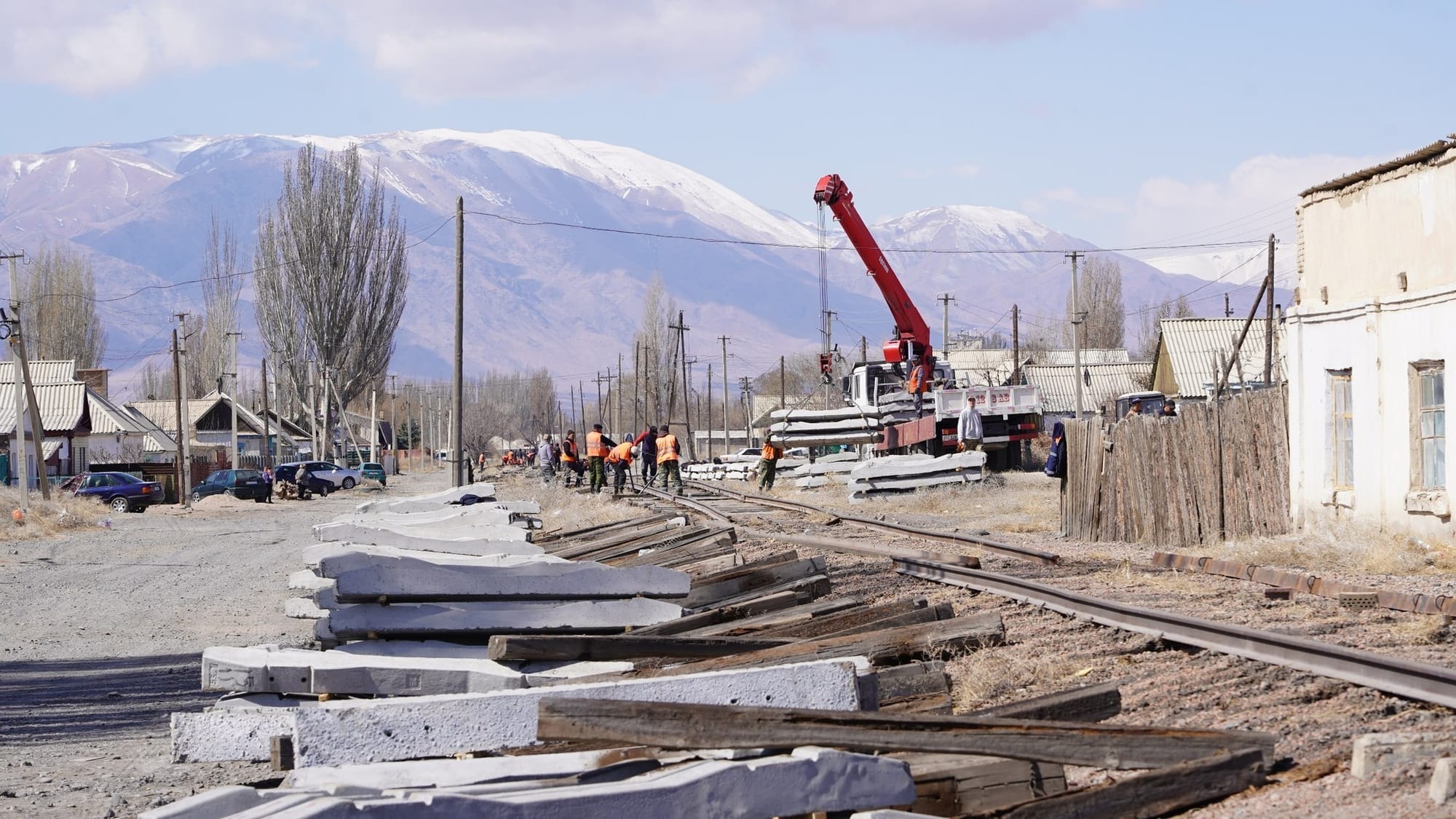 В Балыкчы проводят капремонт железной дороги – фото