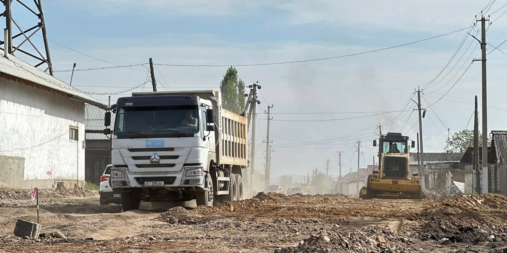 На трассе Джалал-Абад – Бек-Абад – Таможня укладывают новый асфальт