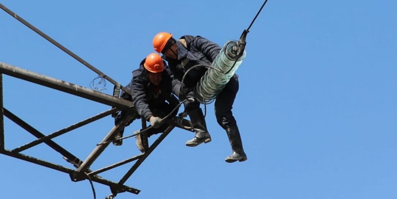 НЭСК установит 68 тысяч новых изоляторов на линиях электропередачи до конца года