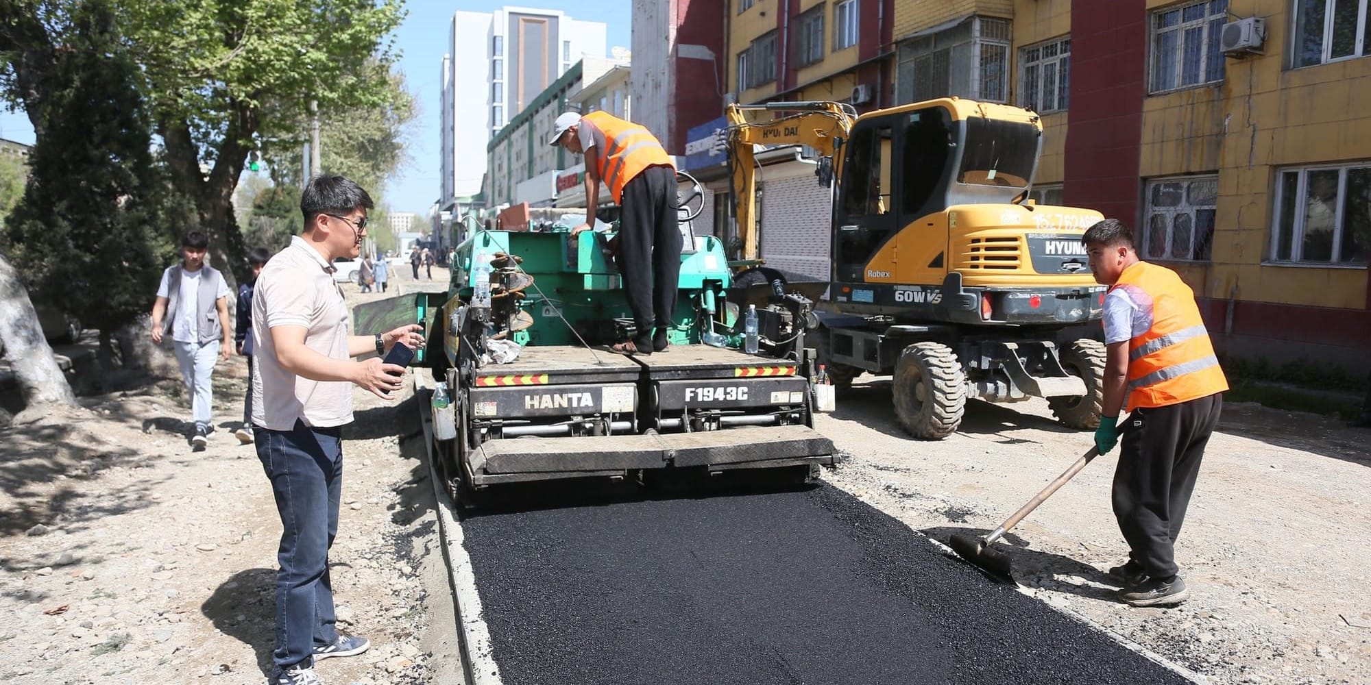 В Оше начали асфальтировать тротуары и велодорожки на аллее вдоль улицы Масалиева