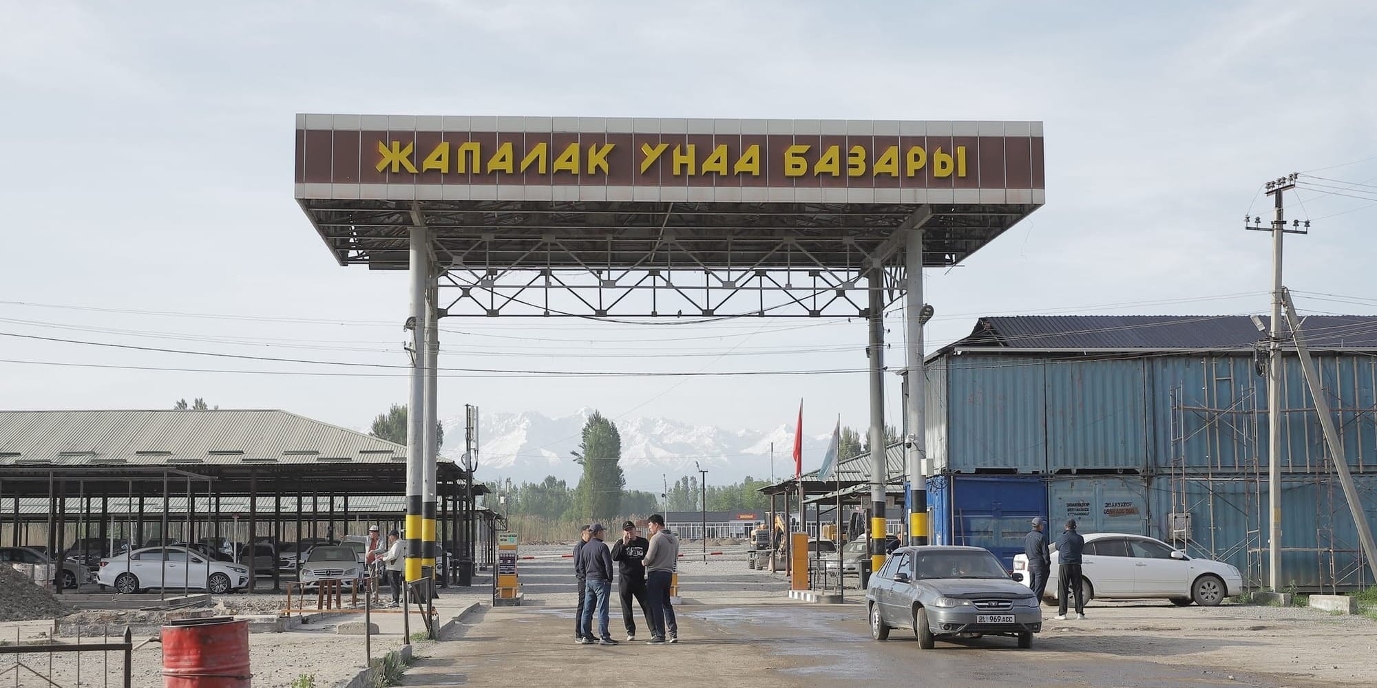 Рынок «Жапалак» в Оше получит новые дороги, шлагбаумы и санитарные зоны – фото