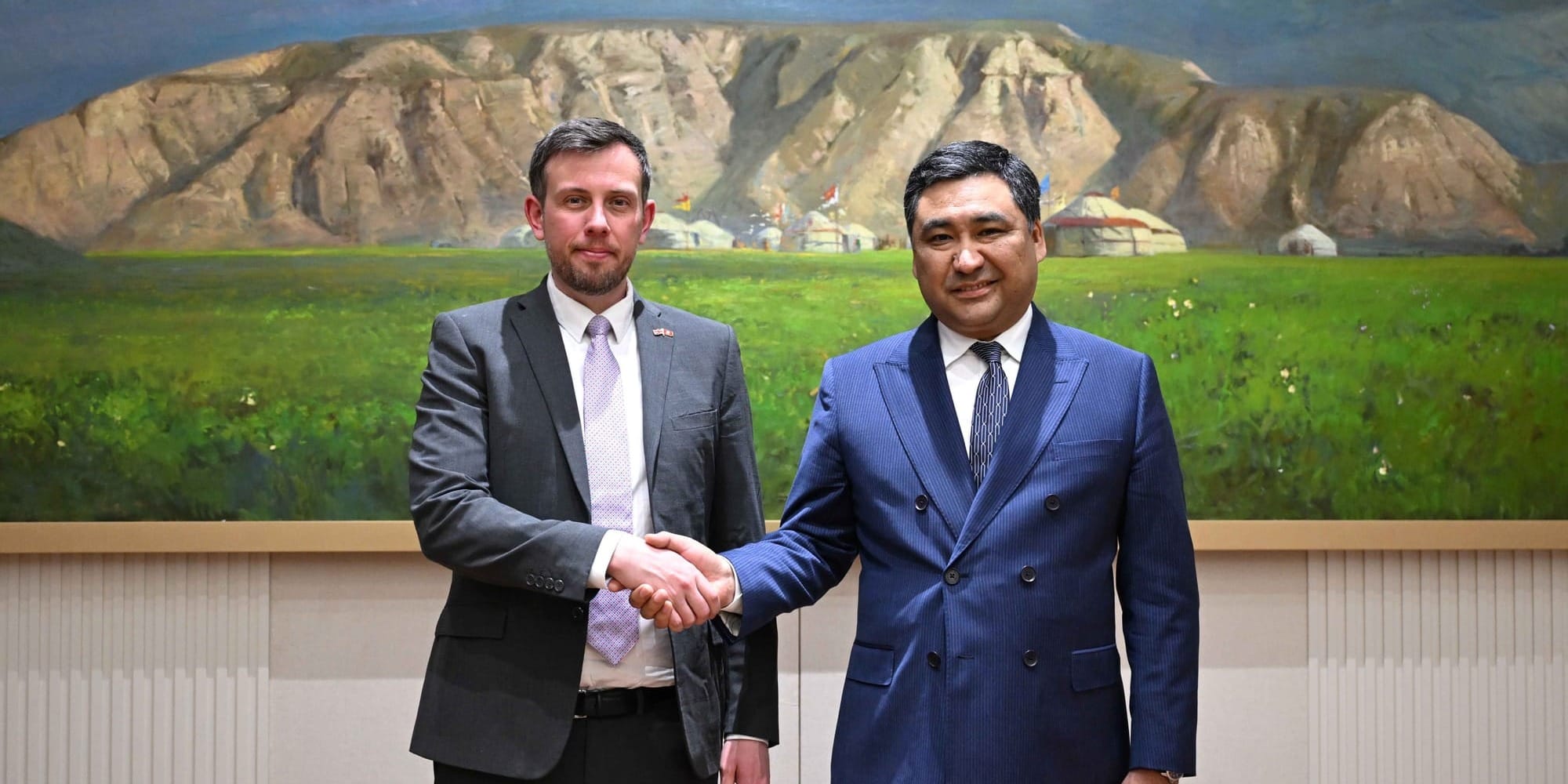 Кыргызстан и Великобритания обсудили инвестиции и визит UKEF