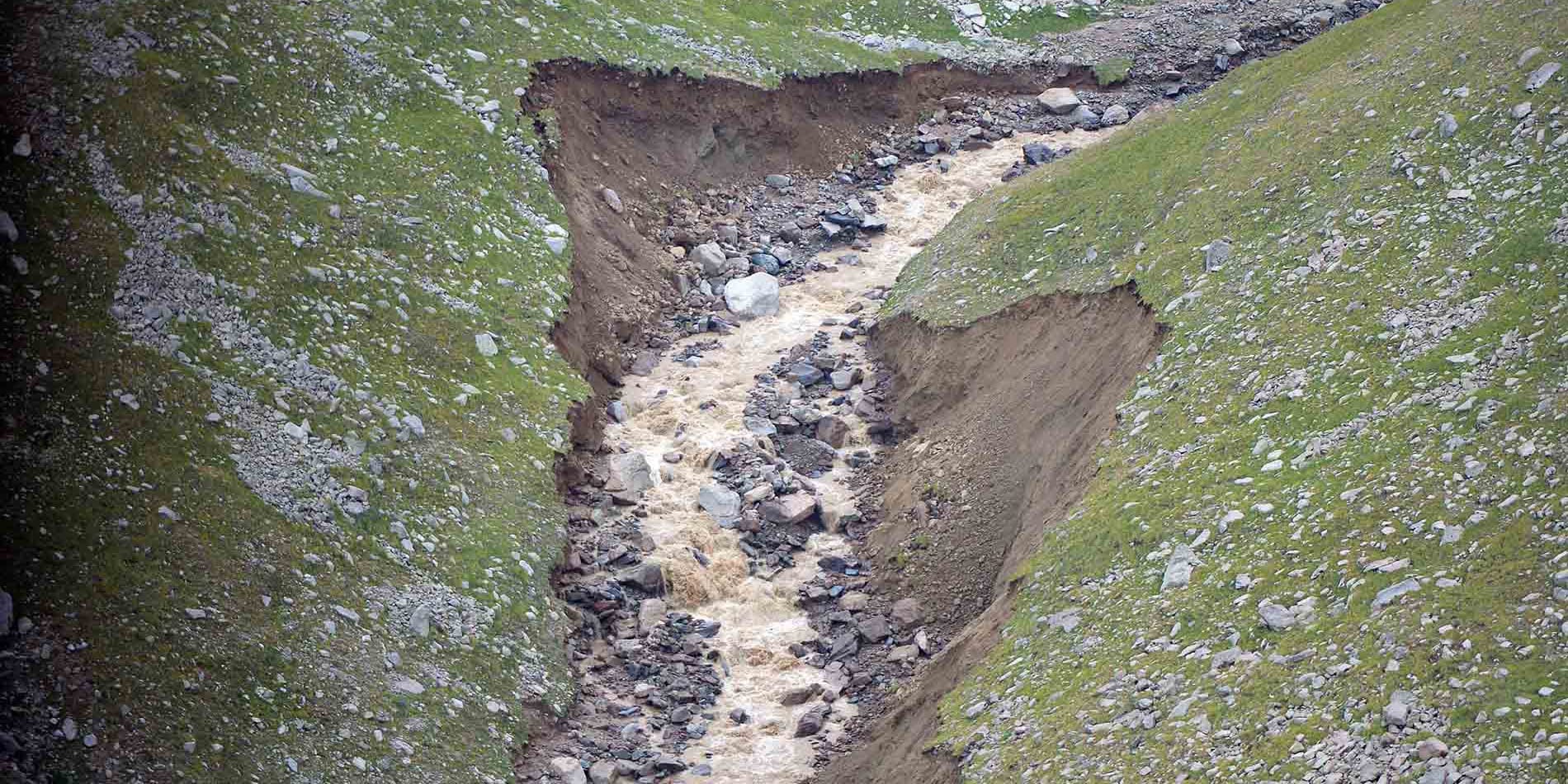 МЧС предупреждает о сходе селевых потоков в горных районах Кыргызстана