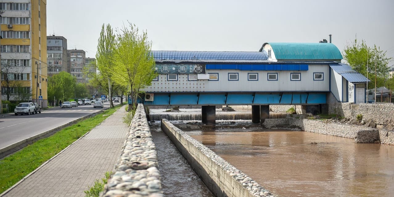 В Бишкеке демонтируют бар «111», построенный на мосту над рекой Ала-Арча