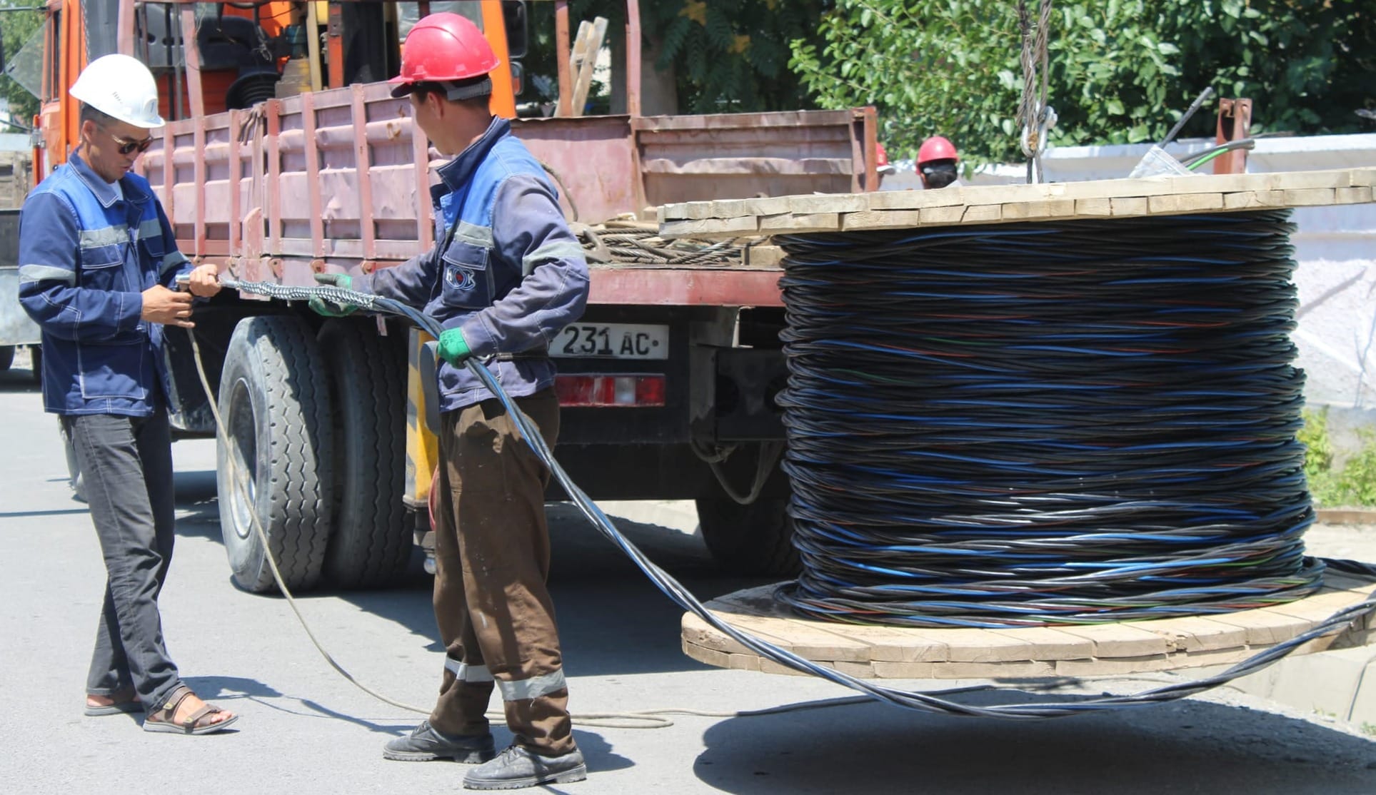 В Джалал-Абаде модернизируют электросети: заменят 57 км проводов и 460 опор