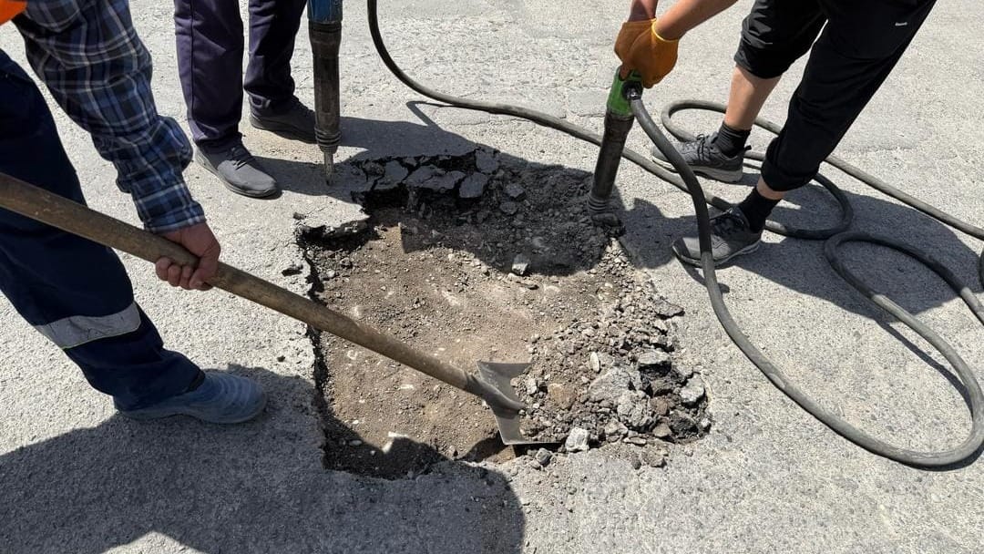 В Бишкеке проводят ямочный ремонт: где уже восстановили покрытие?