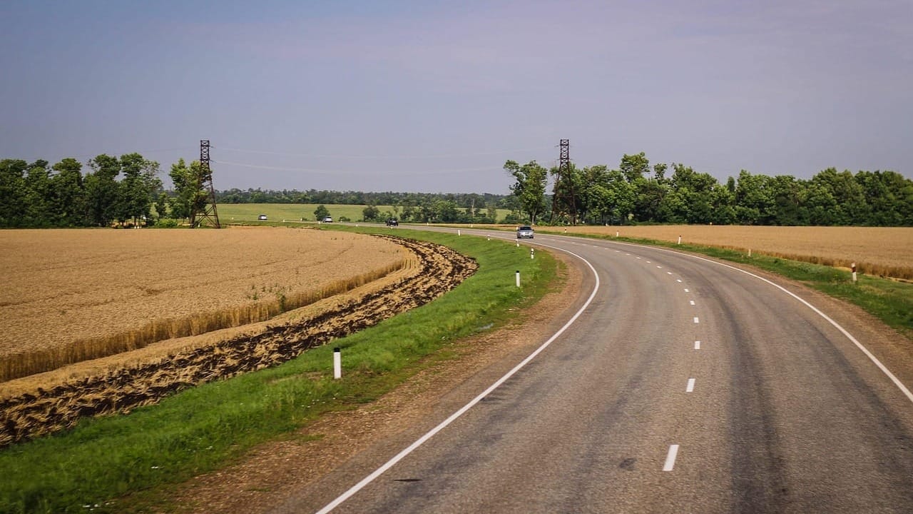 В КР разрешили использовать орошаемые земли для строительства дорог