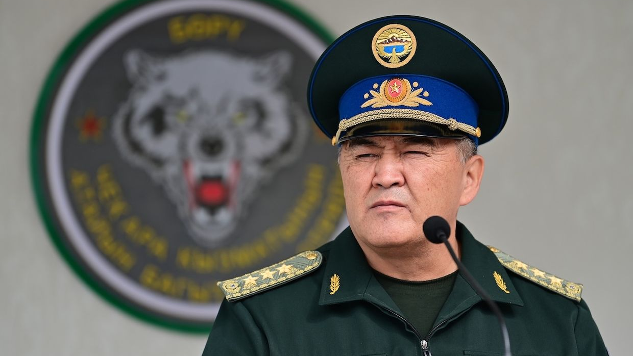 «Последнее предупреждение»: Ташиев дал Сыргабаеву месяц на завершение ремонта дорог в Чолпон-Ате