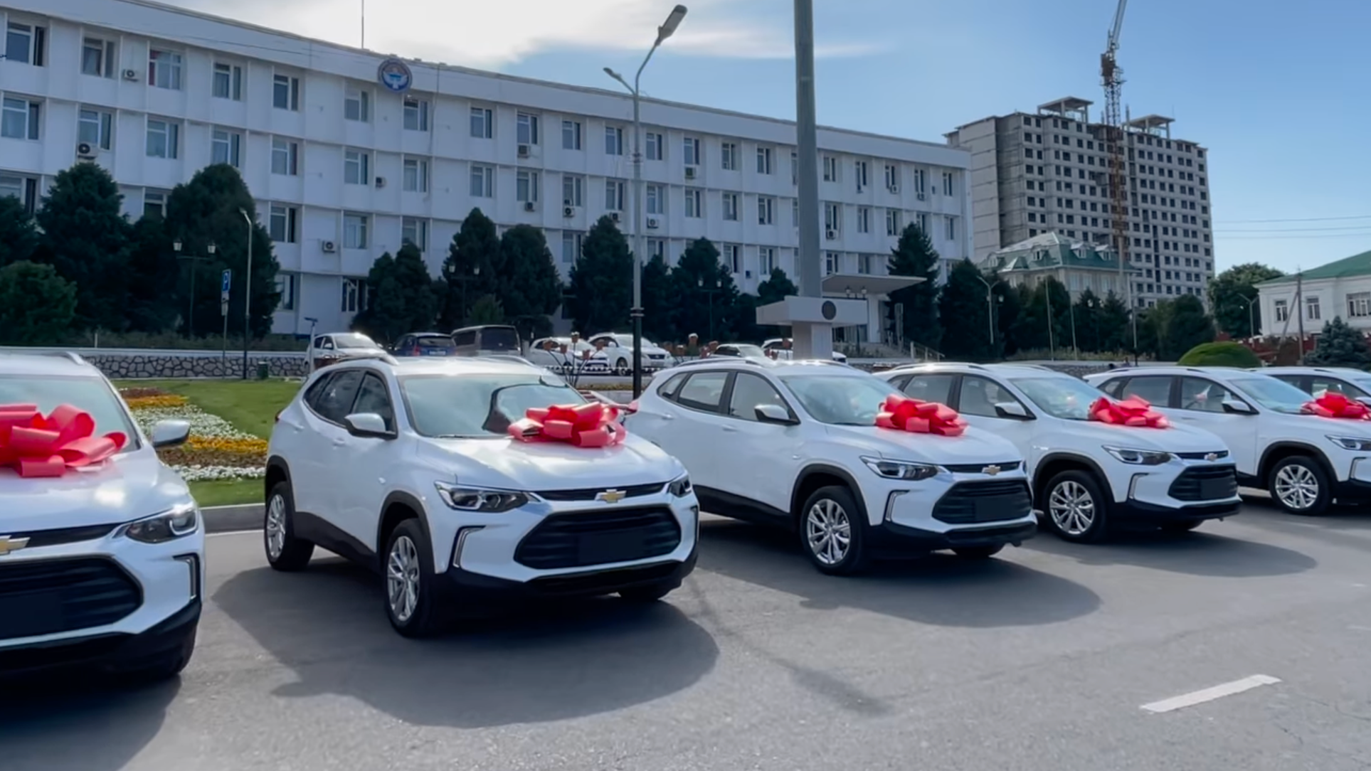 Мэрии Оша подарили шесть новых служебных авто – имена спонсоров не назвали