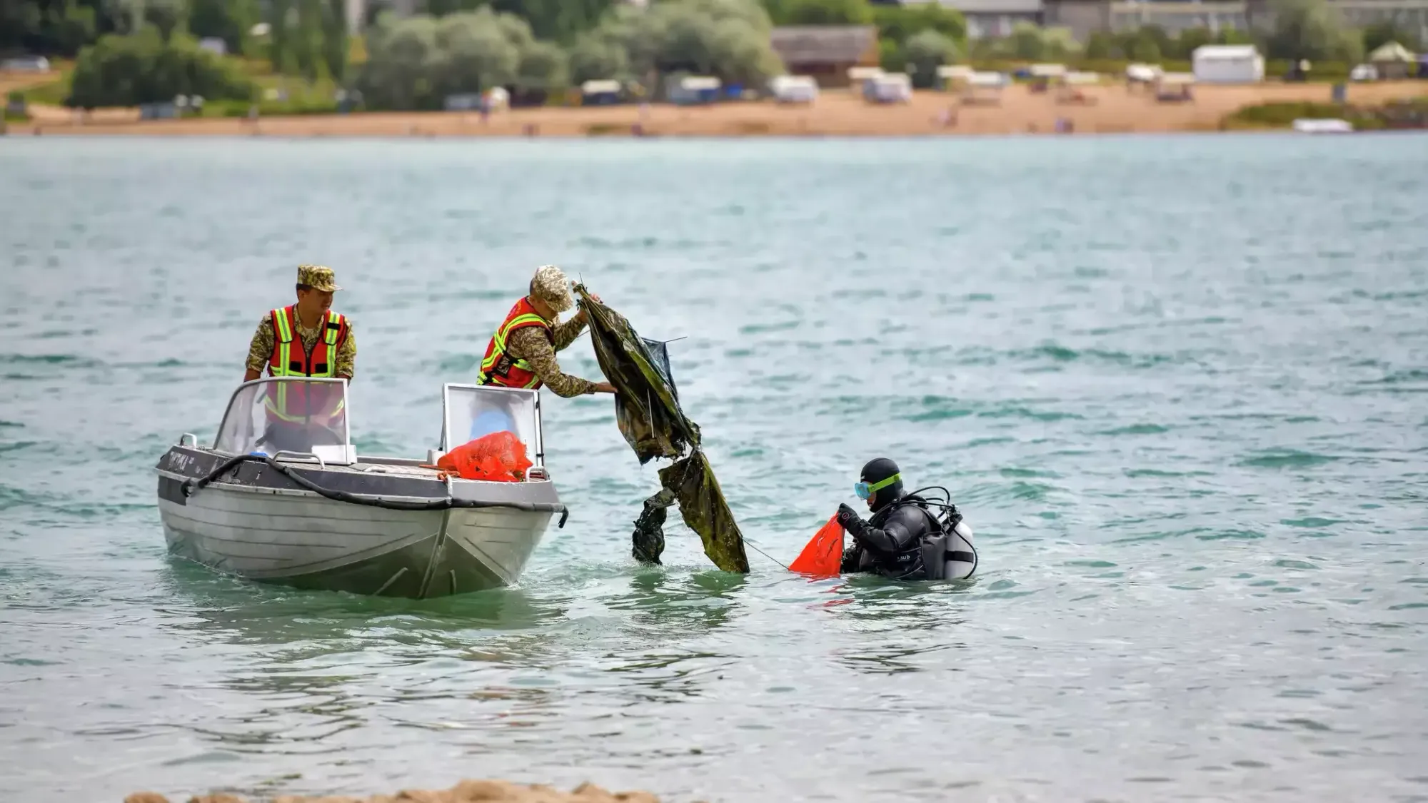 Бутылки, строительные отходы: в Бостери из акватории озера Иссык-Куль извлекли около тонны мусора