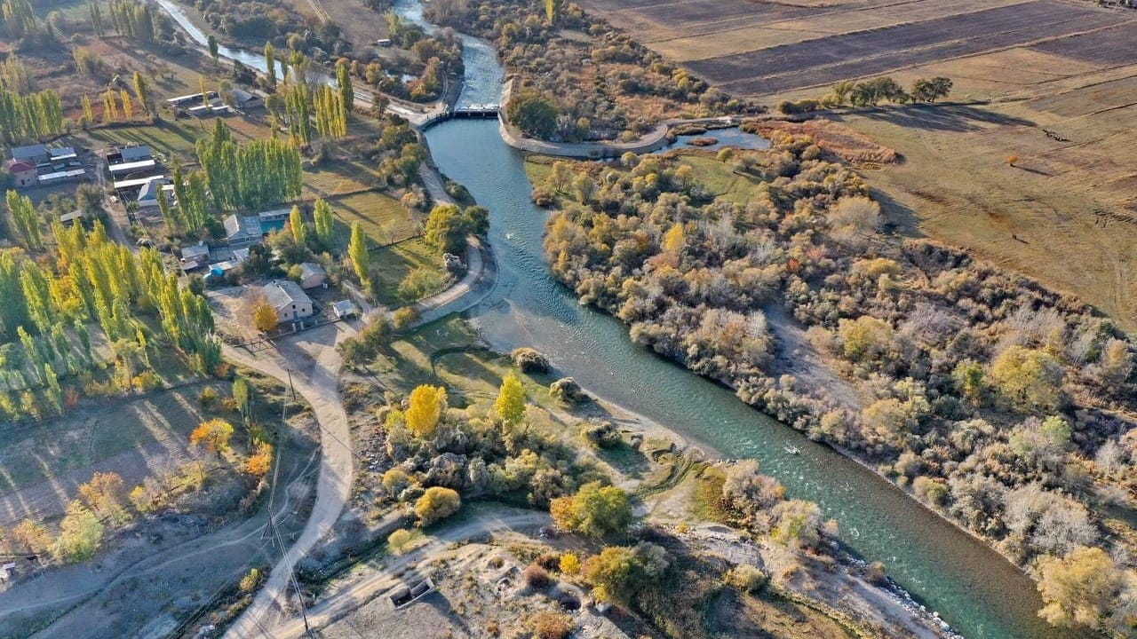 Из-за дефицита воды в реках Таласа фермеров перевели на поочередный полив полей