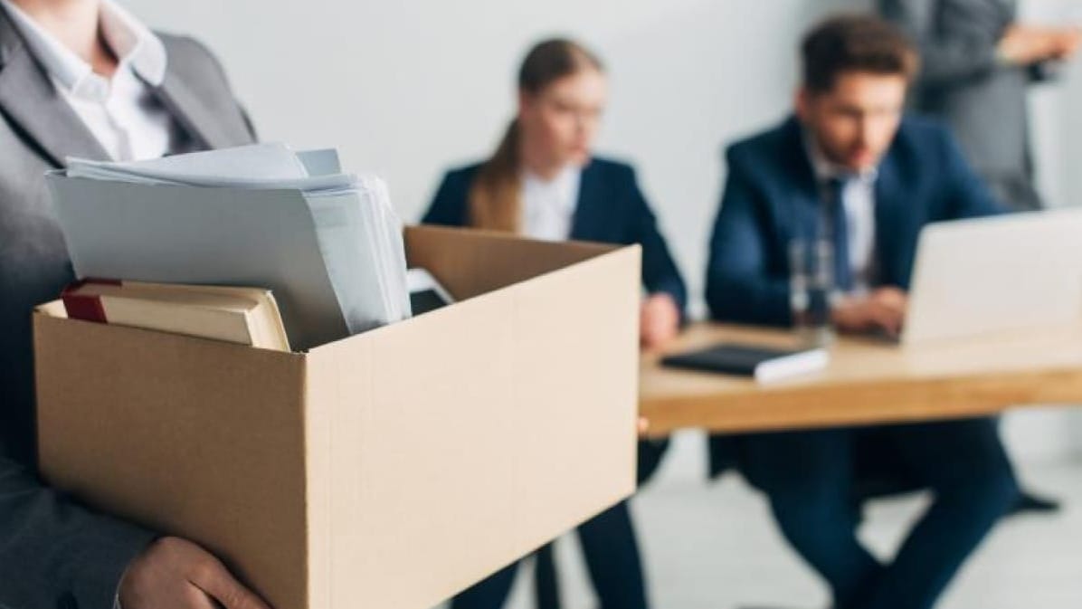 Что делать при незаконном увольнении и можно ли отказаться от опасной работы — разъясняет Минтруда КР