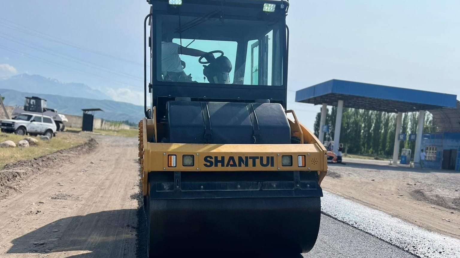 Внимание водителям! Участок дороги Сокулук – Белогорка временно затруднен из-за укладки асфальта